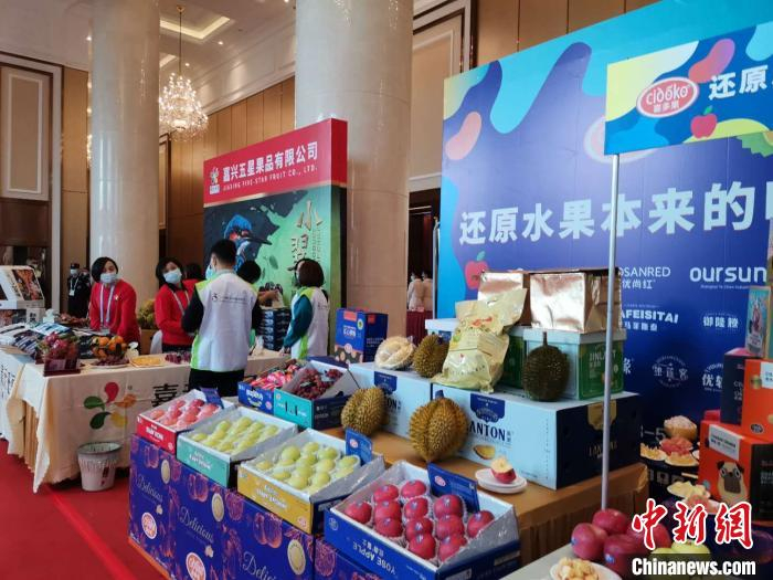 色彩斑斓的各类水果展示现场 胡丰盛 摄