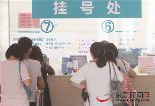 ■如果感觉到胸部不适，要及时去正规医院接受专业治疗 资料图 蓝业佐 摄