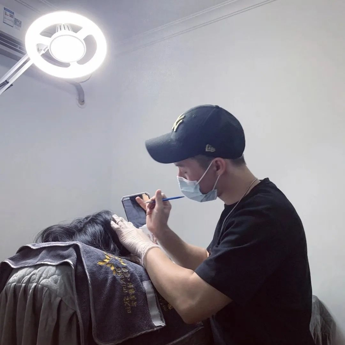 小泽在为顾客做眼部医美。受访者供图