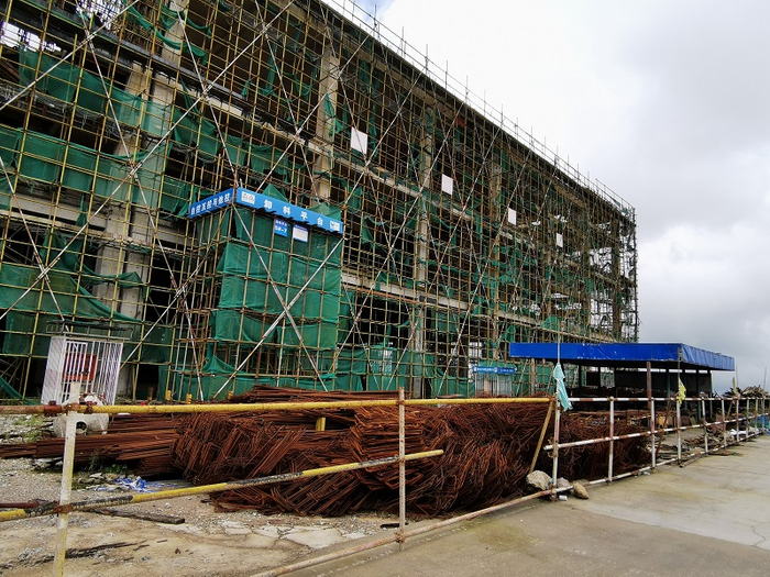智能终端触控显示产业园停工多时，钢筋已生锈。摄影/本报记者 张家振