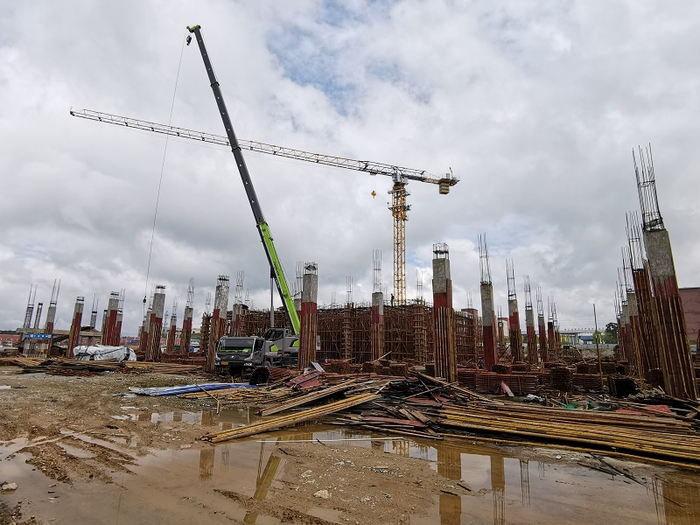 智能终端触控显示产业园已停工多时，工人正在拆除脚手架。摄影/本报记者 张家振