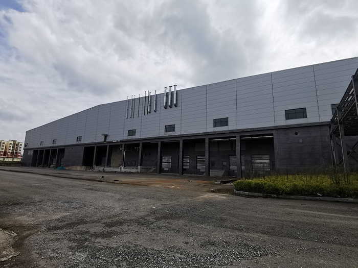 移动能源产业园首条生产线仅投产一年后，目前已没有生产迹象。摄影/本报记者 张家振