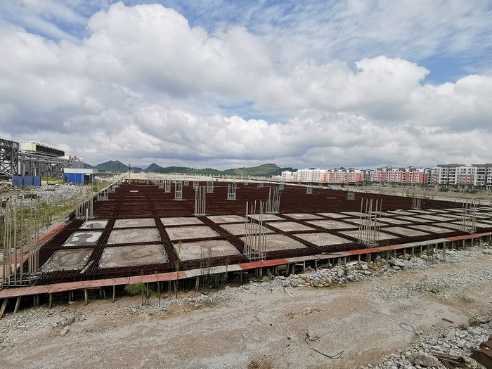 有“铜仁市一号工程”之称的移动能源产业园已烂尾多时，工地空无一人。摄影/本报记者 张家振