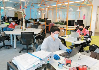 近年来中国发力推进网络提速降费，为企业转型升级提供支撑。图为广东广州珠江新城的广州国际金融中心大楼里，某企业员工在上班。