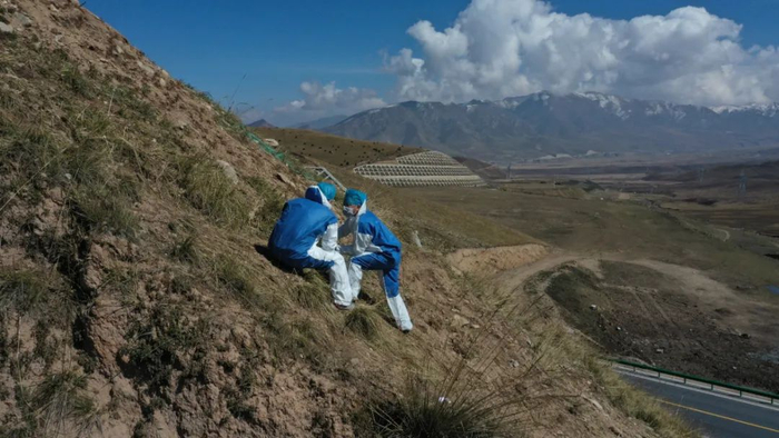 2019年10月，在“日月山埋尸案”被害人疑似被埋地点，专案组正在寻找被害人尸骸。新华社发（青海省公安厅供图）