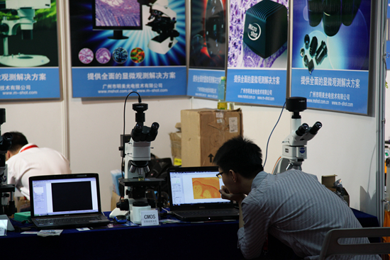 &nbsp;&nbsp;&nbsp;&nbsp;第十届中国国际科学仪器及实验室装备展览会上，一款国产电子显微镜。视觉中国供图