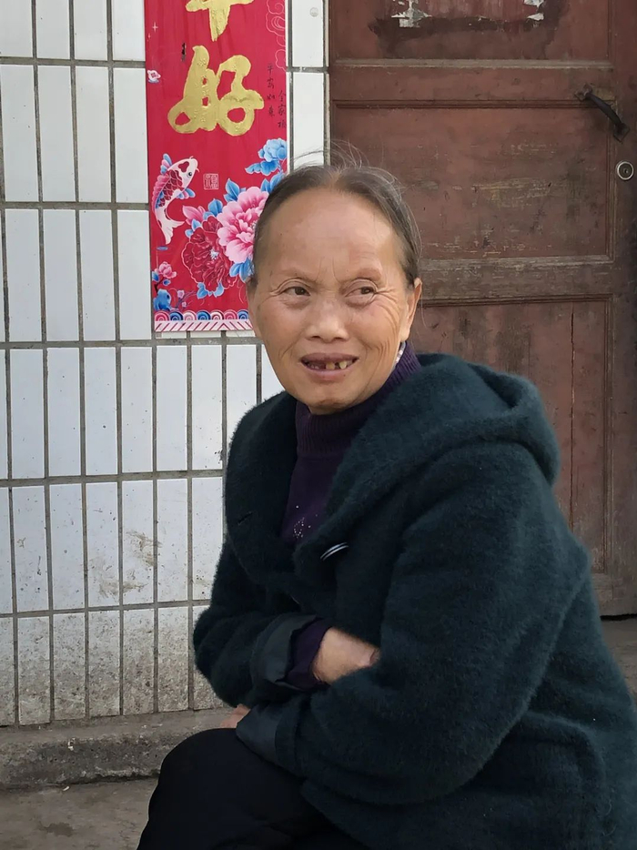 ▲德良与父母对话时，声音洪亮，时不时大笑出声。新京报记者 冯雨昕摄