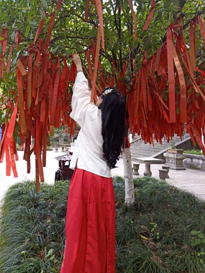 &nbsp;&nbsp;&nbsp;&nbsp;黄若依穿汉服的背景。她至今没有一张正面全身照。受访者供图