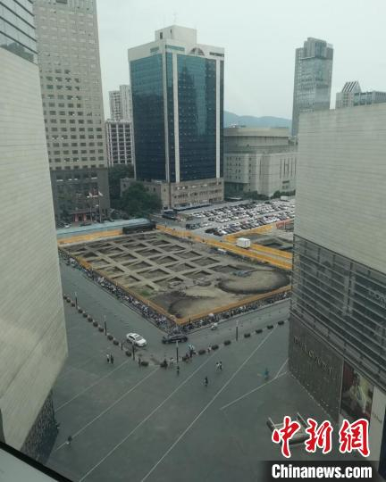  位于高楼林立、闹市中心的考古发掘现场，12年前，附近曾经发现过千年前的六朝笑佛和古井、古寺。南京市考古研究院供图