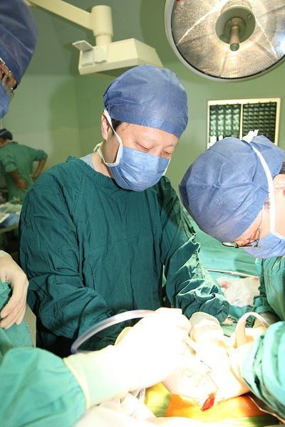 图说：沈锋教授手术中 来源/采访对象提供