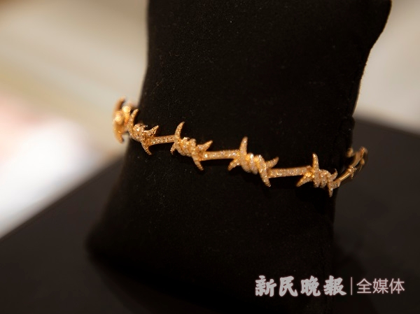 图说：具有“华丽摇滚”风格的珠宝系列 新民晚报记者 孔明哲 摄（下同）