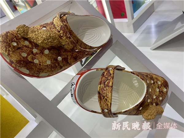 图说：肯德基联名款洞洞鞋在生产过程中真的融入了肯德基的秘方 新民晚报记者 陆梓华 摄（下同）