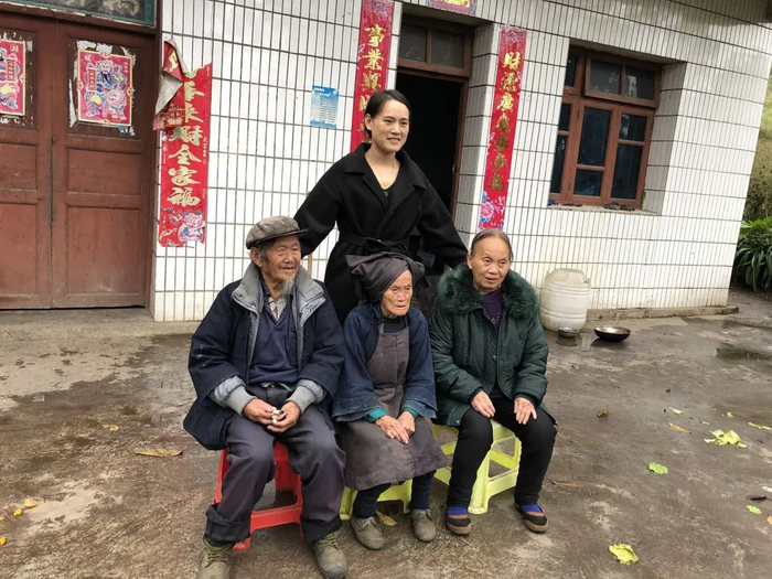 ▲李艳桃与母亲，姥爷、姥姥三代合影。新京报记者 冯雨昕摄