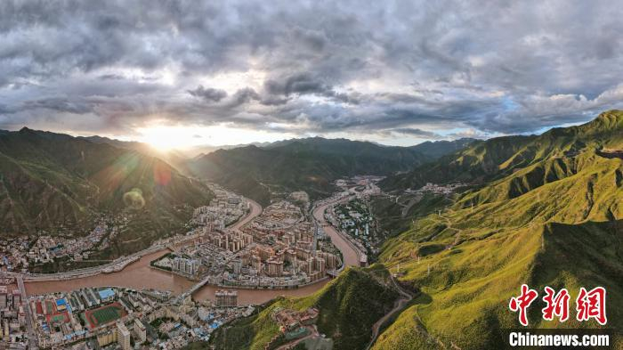     图为昌都市卡若区，昂曲河和扎曲河在卡若区城区汇合后称为澜沧江。（资料图）　江飞波　摄