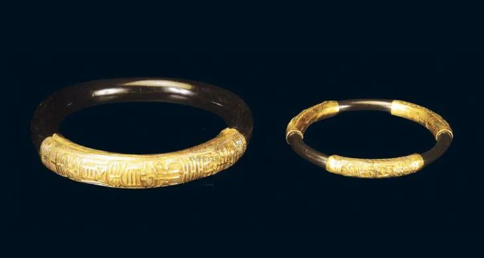 ▲花卉纹金藤镯（一只），成交价¥13800