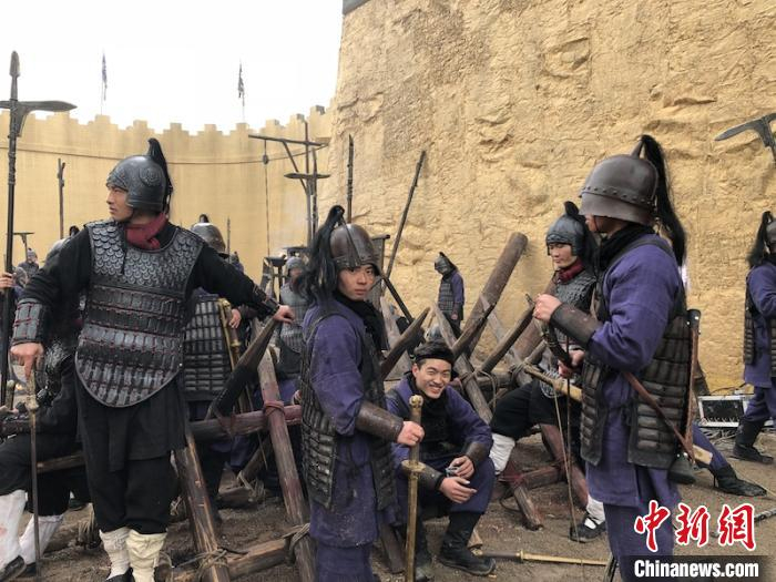 在剧组等待拍戏的群演。横店影视城提供