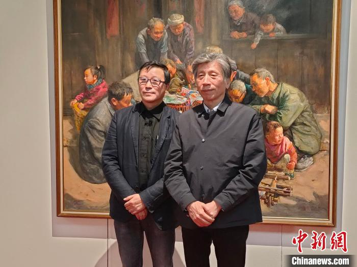 画家陆阳(左)与中国美协主席、中央美术学院院长范迪安 许柏成 摄