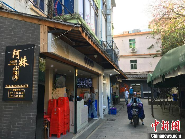     图为改造后的“祝屋巷”“阿妹小海鲜”　宋秀杰　摄