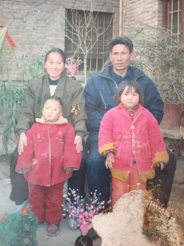 ▲德良年轻时与丈夫、女儿的合影。（受访者供图）