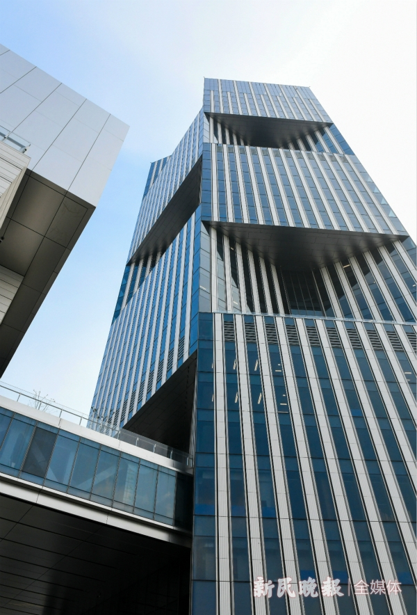 图说：金砖国家新开发银行总部大楼外景。陶磊 摄
