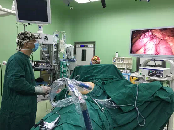 ▲切胃手术中的孟化。受访者供图