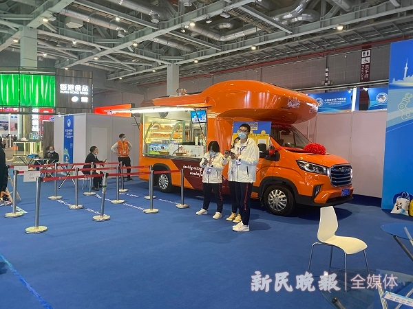 图说：食品展区里的光明流动餐车
