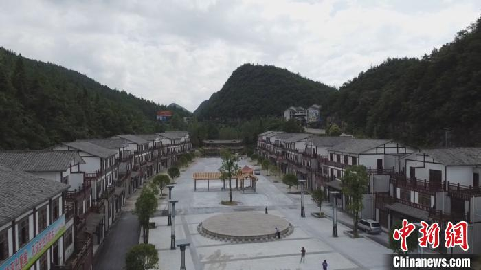 图为云阳清水土家族乡党委政府整合其他资金正实施哈格咋广场提升改造工程。　陈小娅 摄