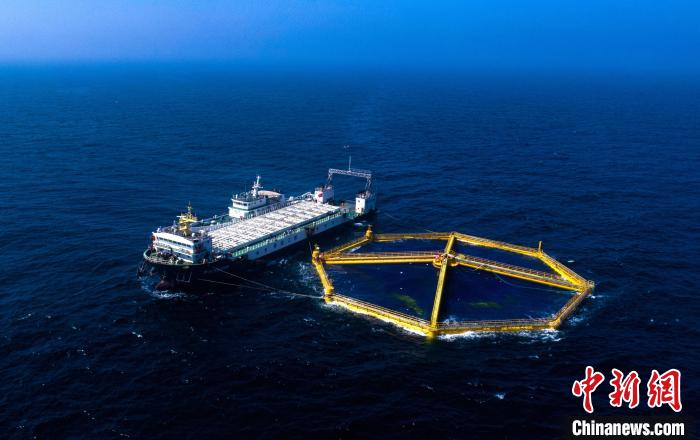 图为全国首座深海渔场深蓝1号智能网箱和全国首艘深远海养殖工船鲁岚渔61699。日照海洋局供图