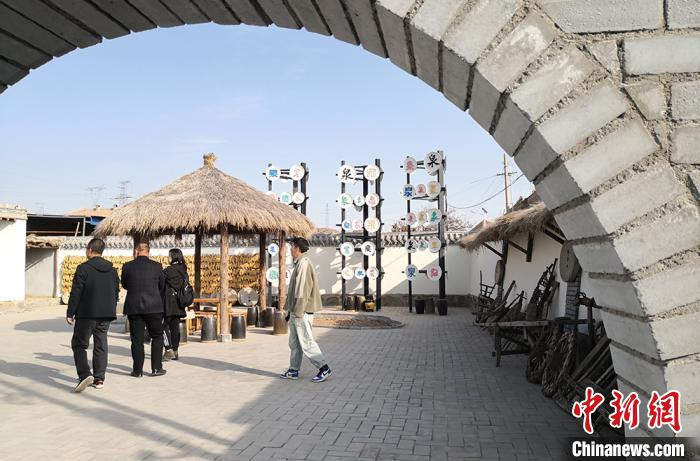     深秋时节，甘肃省白银市平川区宝积镇响泉村通过美丽乡村建设，吸引游客游玩参观。　刘玉桃　摄