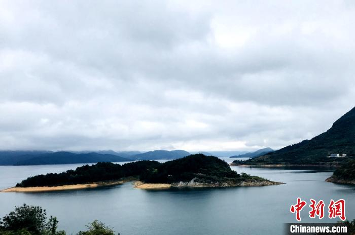 水天一色的东江湖。　邓霞 摄