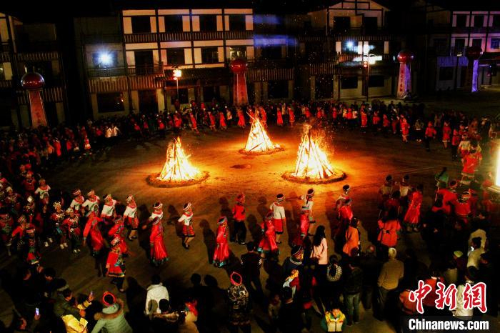 图为重庆市云阳县清水土家族乡土家女儿会篝火摆手舞现场。　陈小娅 摄