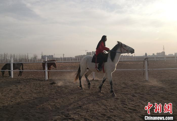 图为响泉村新建的跑马场。　刘玉桃 摄