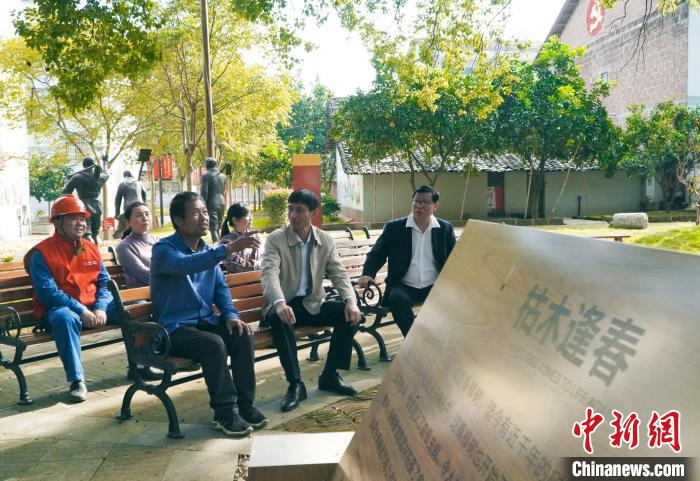     江西余江县平定乡蓝田畈宋家村，千年古樟“枯木逢春”，迎来一批批前来参观的游客与学习的学员。　王昊阳　摄