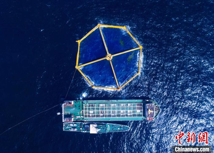 图为深蓝1号网箱和养殖工船。日照海洋局供图