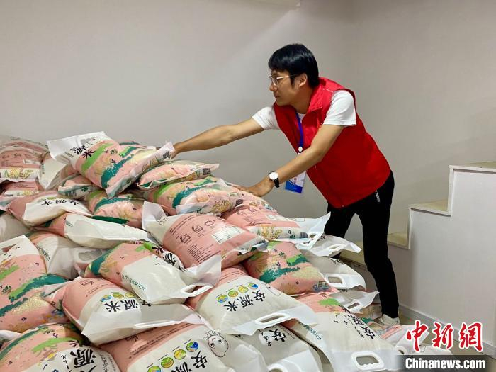 工作人员整理余粮。　钱晨菲 摄