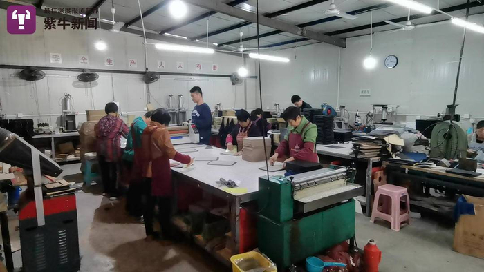 陆鸿的工厂里，工人们正在忙碌地生产