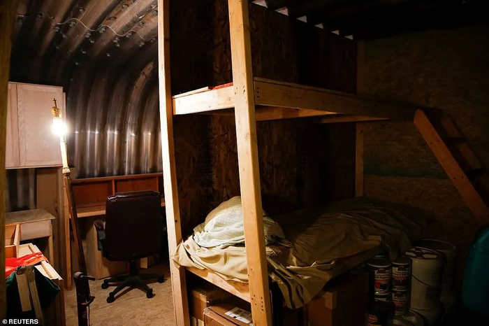  科罗拉多基地内的宿舍。为节约空间，基地内都使用上下铺。