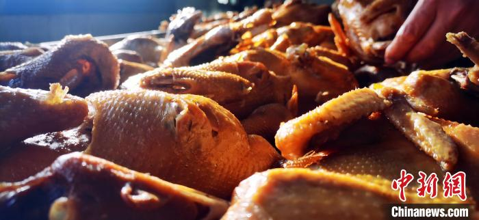 静宁烧鸡因其形色美观、鲜嫩味美、囟色褐红、肉香味厚、爽口不腻，驰名西北地区。　魏建军 摄
