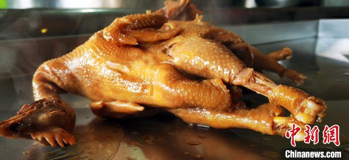 传统的静宁烧鸡，并不是烧制的，而是卤出来的。　魏建军 摄