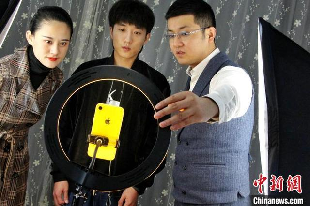 山东一对“90后”小夫妻搭乘电商直播的东风，端上“新饭碗”，在“网红培训师”的岗位上发展红火。 赵晓 摄