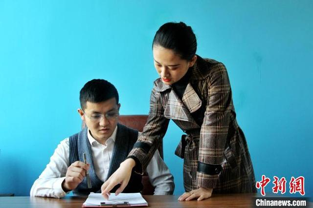 从2018年底创业至今，她和丈夫付山翁在幕后培养了500多名网络主播。 赵晓 摄