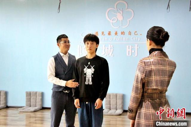 图为马蓉和付山翁在指导才艺主播调整仪态。 赵晓 摄