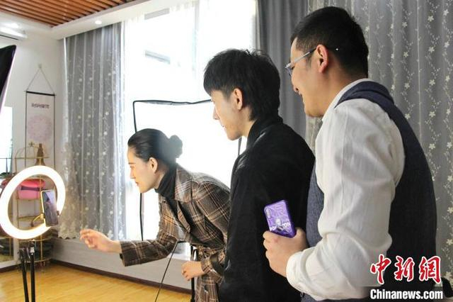 图为马蓉和付山翁在指点主播如何与粉丝互动。 赵晓 摄