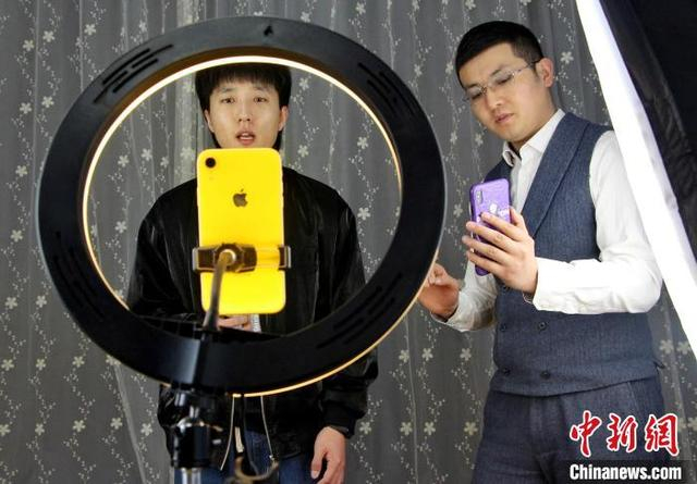 网络主播分才艺主播、脱口秀主播等不同类型，培训师需要根据主播的属性和个人爱好帮他们找准形象定位，进行相应培训。 赵晓 摄