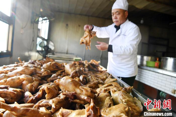 图为王东升分拣烧鸡。　杨艳敏 摄