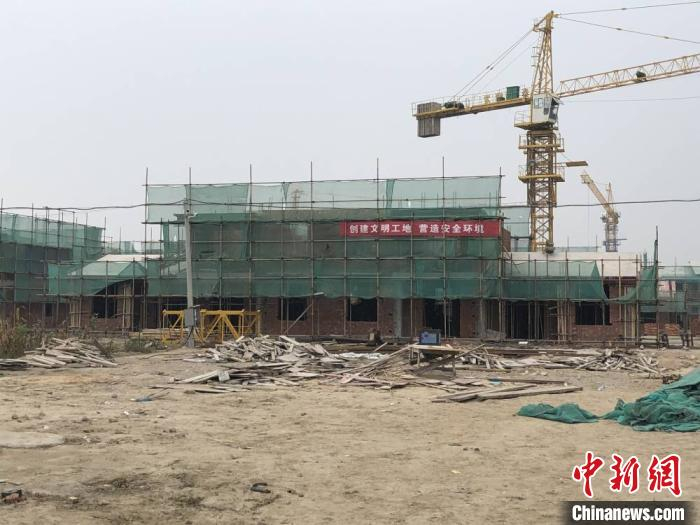 正在施工中的兴隆新型农村社区。　于从文 摄