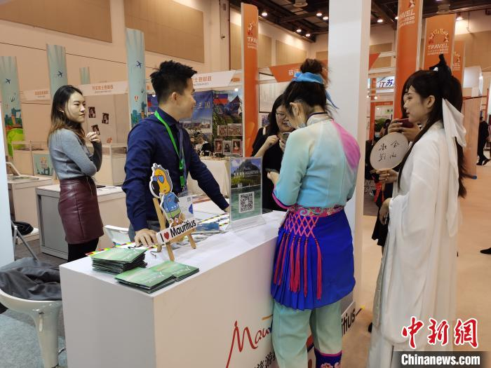 海外旅游业者放出诸多优惠政策，吸引中国游客。　钟升 摄