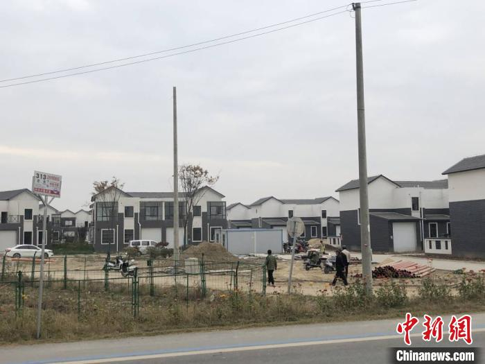 正东新型农村社区旁边就是农村公交站，交通非常方便。　于从文 摄