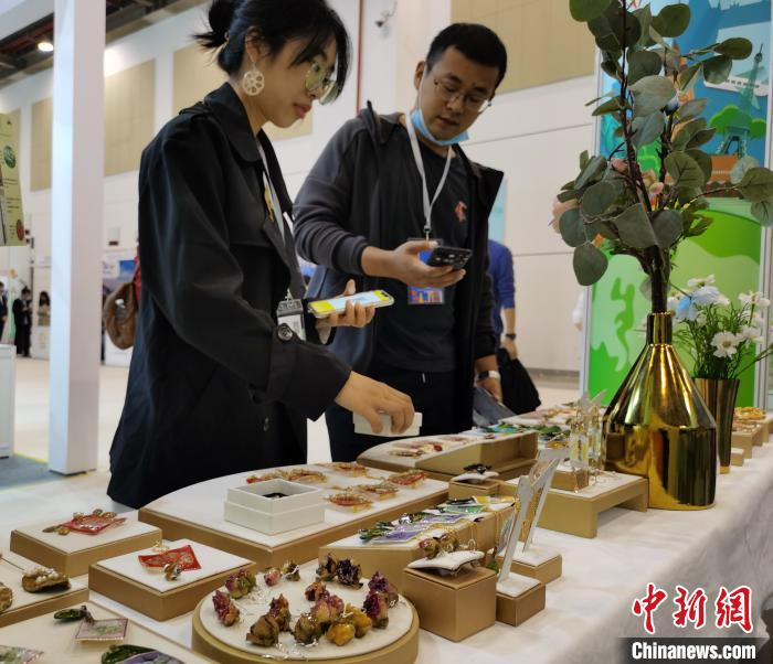 参观者正在挑选海外的特色手工艺品。　钟升 摄