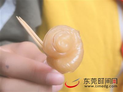 ▲麦芽糖吃起来香甜丝滑，入口即化 本组图片均由通讯员 丁满 供图